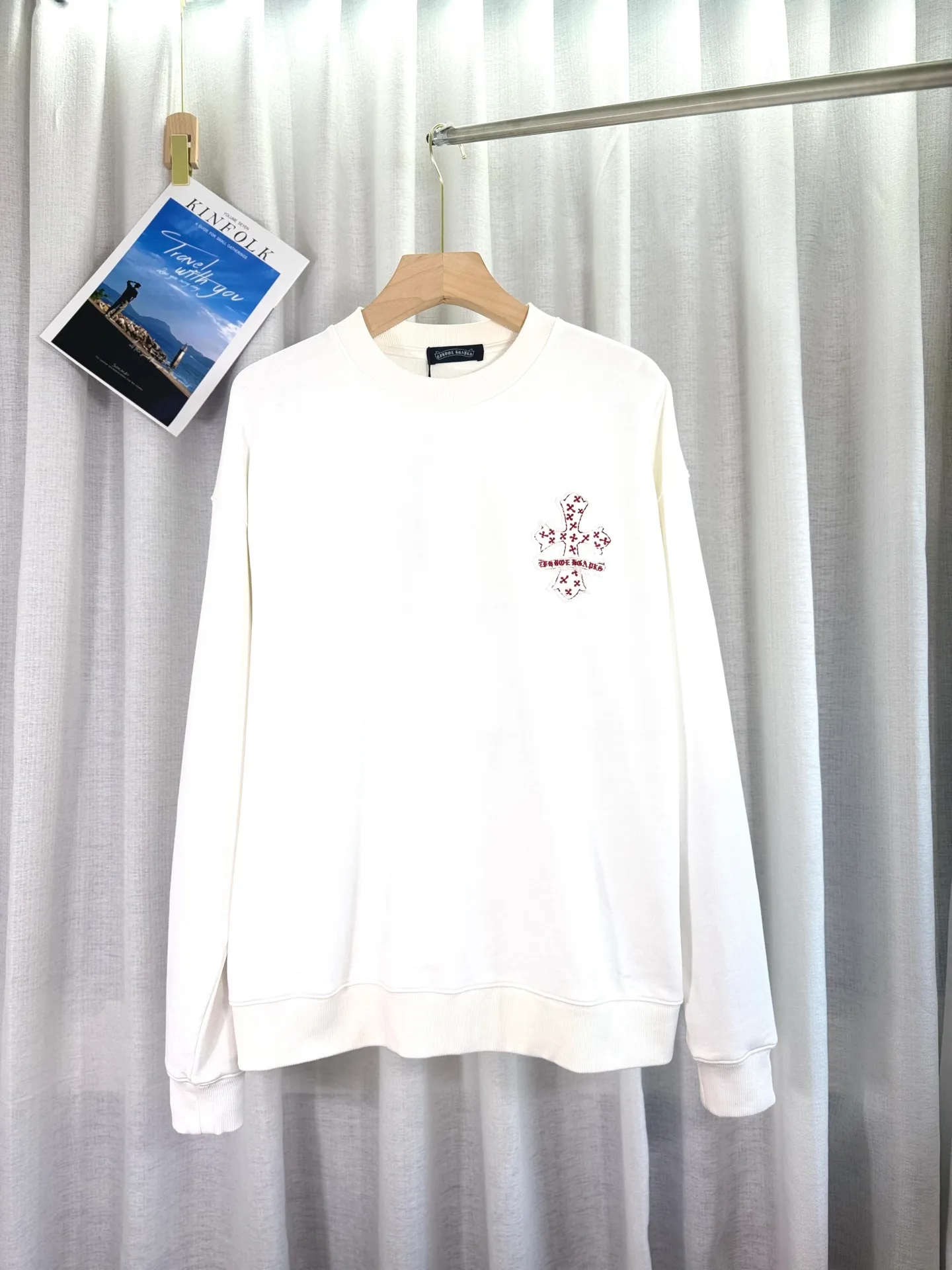 P260 top version, real shot without P, ​​different from market currency) 𝗖𝗵𝗿𝗼𝗺𝗲 𝗛𝗲𝗮𝗿𝘁𝘀/Cro Heart 2025 patch embroidery autumn and winter new original single counter American laser burnt 3D three-dimensional color embroidery couple casual sweatshirt 👑The highest version! Customized fabric 400g tripe terry fabric! American acid-washed and distressed original fabric laser burnt ✟appliqué embroidery and exquisite embroidery of letters! The best-selling model in the counter, very comfortable to wear. Accessories: original molded and authenticated collar label➕100% silk wash label. Genuine purchase-grade original hangtag➕matching hanging rope➕3D hanging beads➕original packaging bag. Craftsmanship: The original version has consistent wiring! The highest version of the armhole matching technique! Color: White Black Size: S M L XL Style Number: 25-316